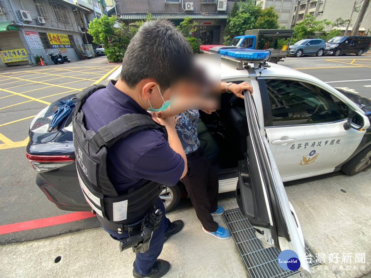 桃園老翁投票後迷途，平鎮警民協助返家。
