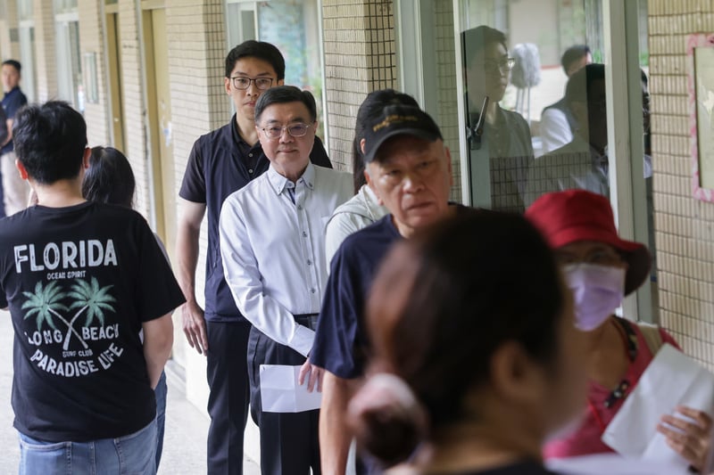 行政院長卓榮泰上午前往台北市三民國中投開票所，排隊準備投票。中央社