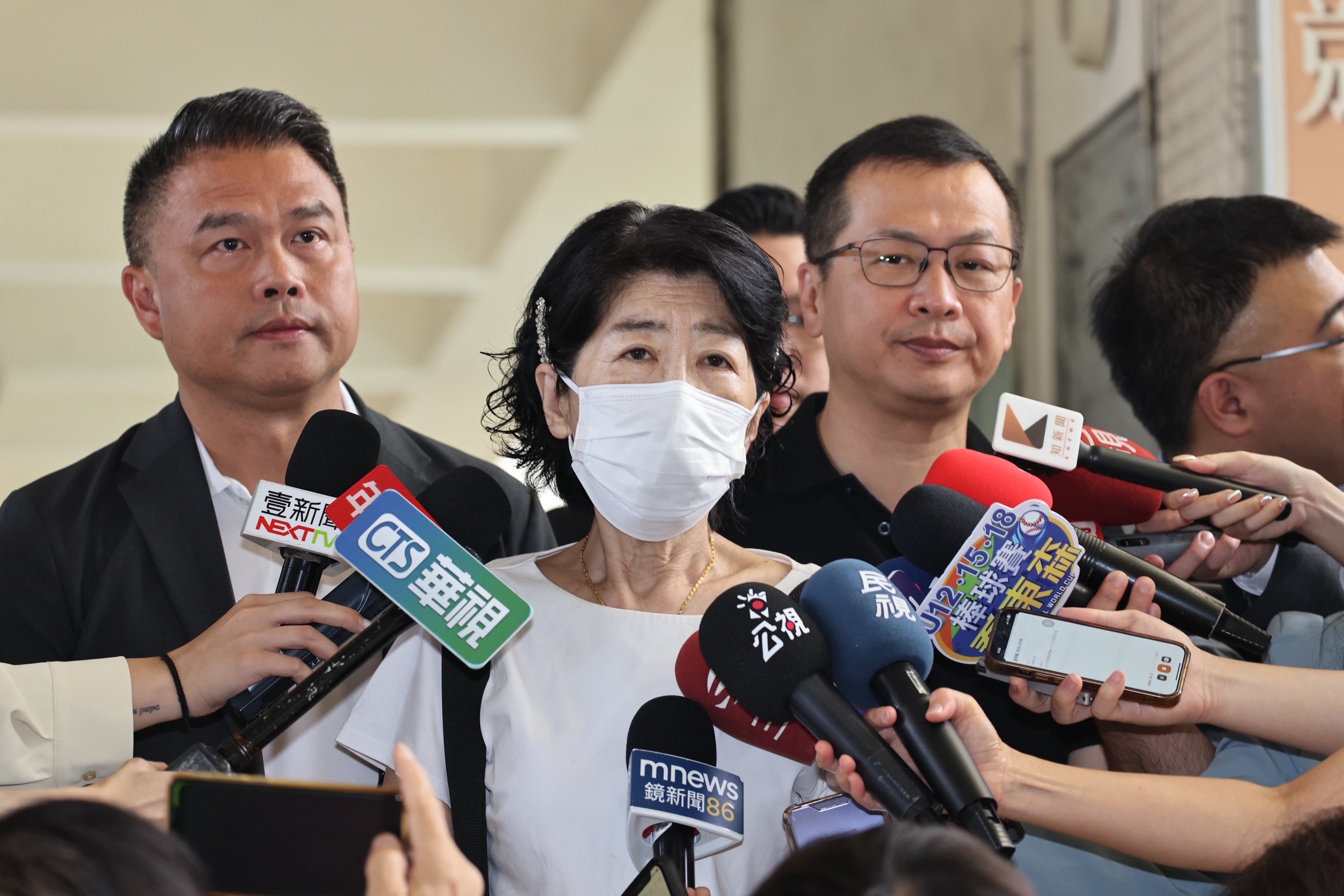 陳佩琪穿著白色上衣出現在投票所前,她說這是第一次沒有由柯文哲陪同投票。林啟弘攝