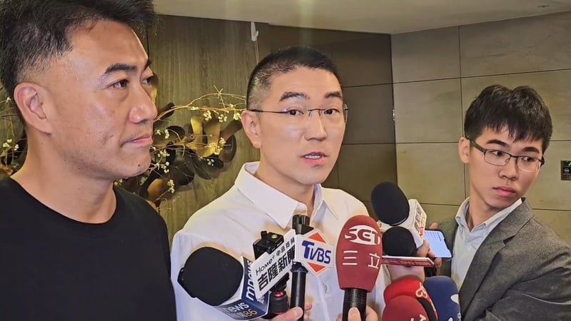 基隆市長謝國樑(中)26日上午陪同國民黨立委林沛祥(左)前往投票前受訪表示,希望朝野今天過後能握手言和,回到理性、務實溝通。中央社