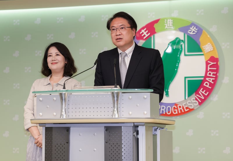 民進黨晚間在中央黨部召開記者會,由黨秘書長林右昌(右)與立院黨團幹事長吳思瑤(左)出席發表談話。 中央社