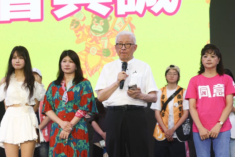 反共護台志工聯盟26日在台北濟南路舉行「決戰國會,公民不退」開票之夜,罷免同意票數持續落後、選情不樂觀,聯電創辦人曹興誠(左3)傍晚率罷團志工登台發表談話。中央社