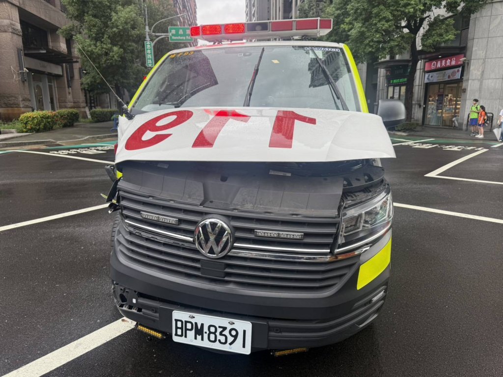 救護車執勤中遭小貨車撞上！蘆竹路口車禍6人送醫