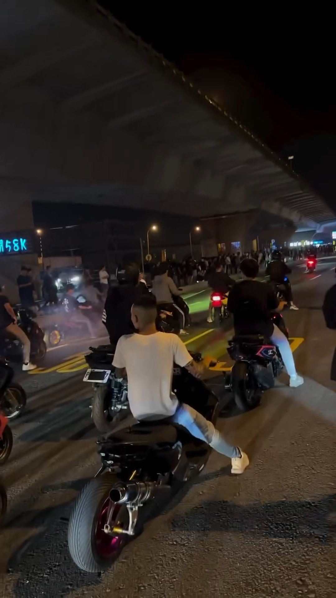 ▲新竹縣新豐休息站附近深夜驚傳飆車族聚集，進行危險的「零百競速」賽事。（翻攝畫面）