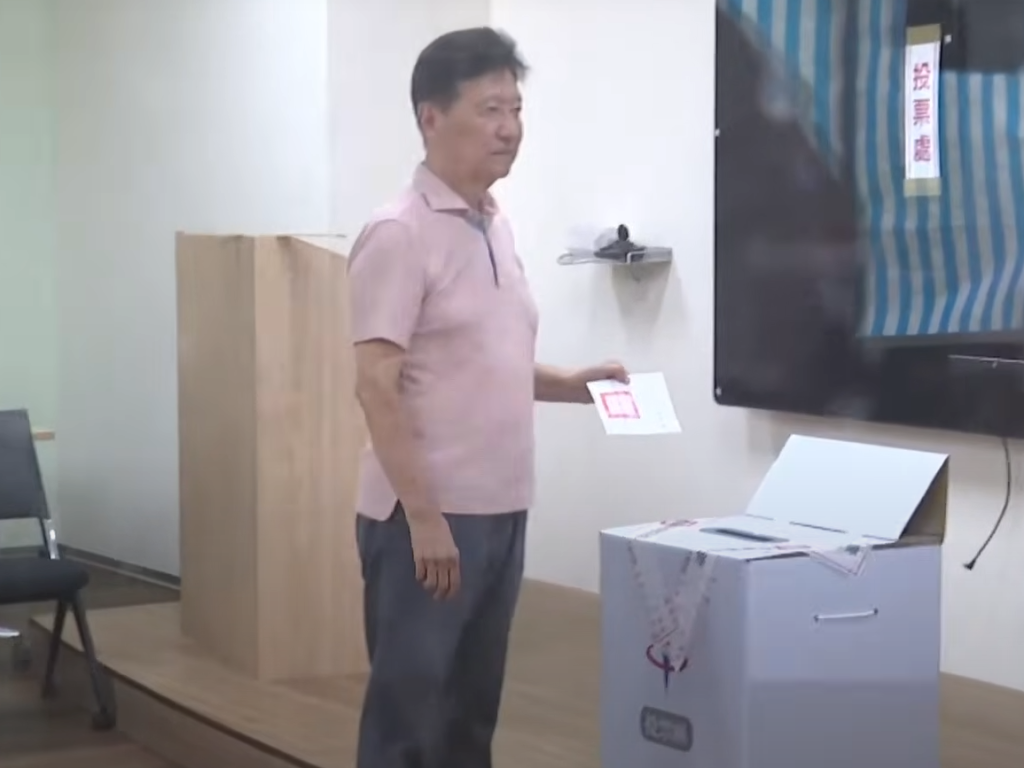 亮票惹議!趙少康大安投票「正面展示選票」 北市選委會:違反選罷法送辦