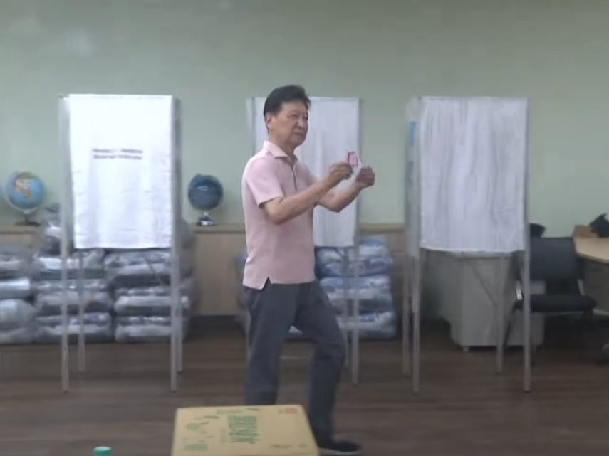 ▲前中廣董事長趙少康在完成圈選後,當場「亮票」給媒體拍攝,引發爭議。(翻攝畫面)