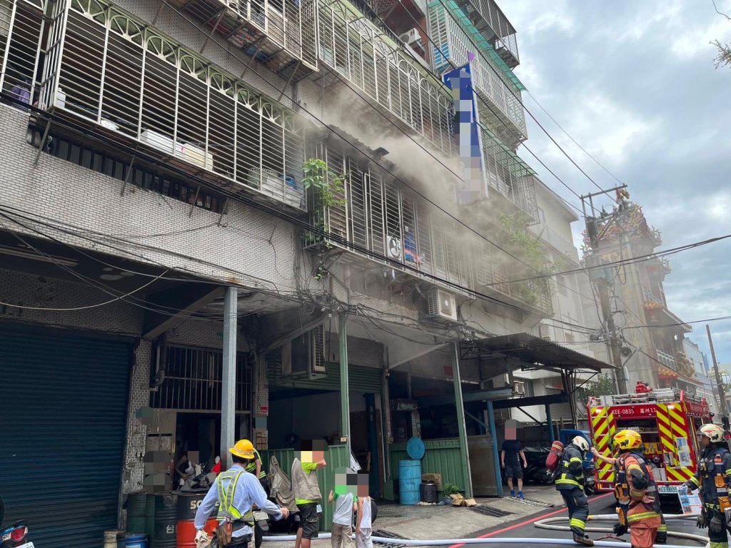 快訊/三重成衣工廠突竄火煙!消防急派遣62人灌救