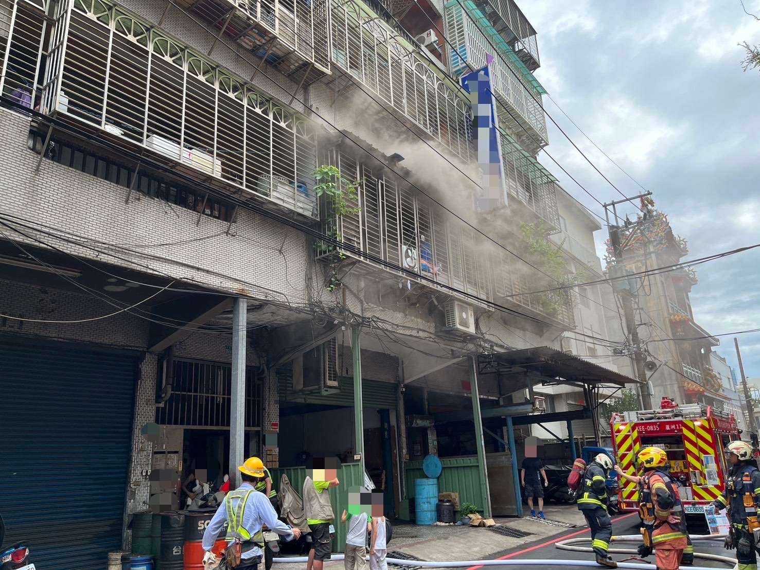 ▲新北市三重區中正北路560巷一處成衣工廠,今(26)日上午11時許發生火警。(翻攝畫面)