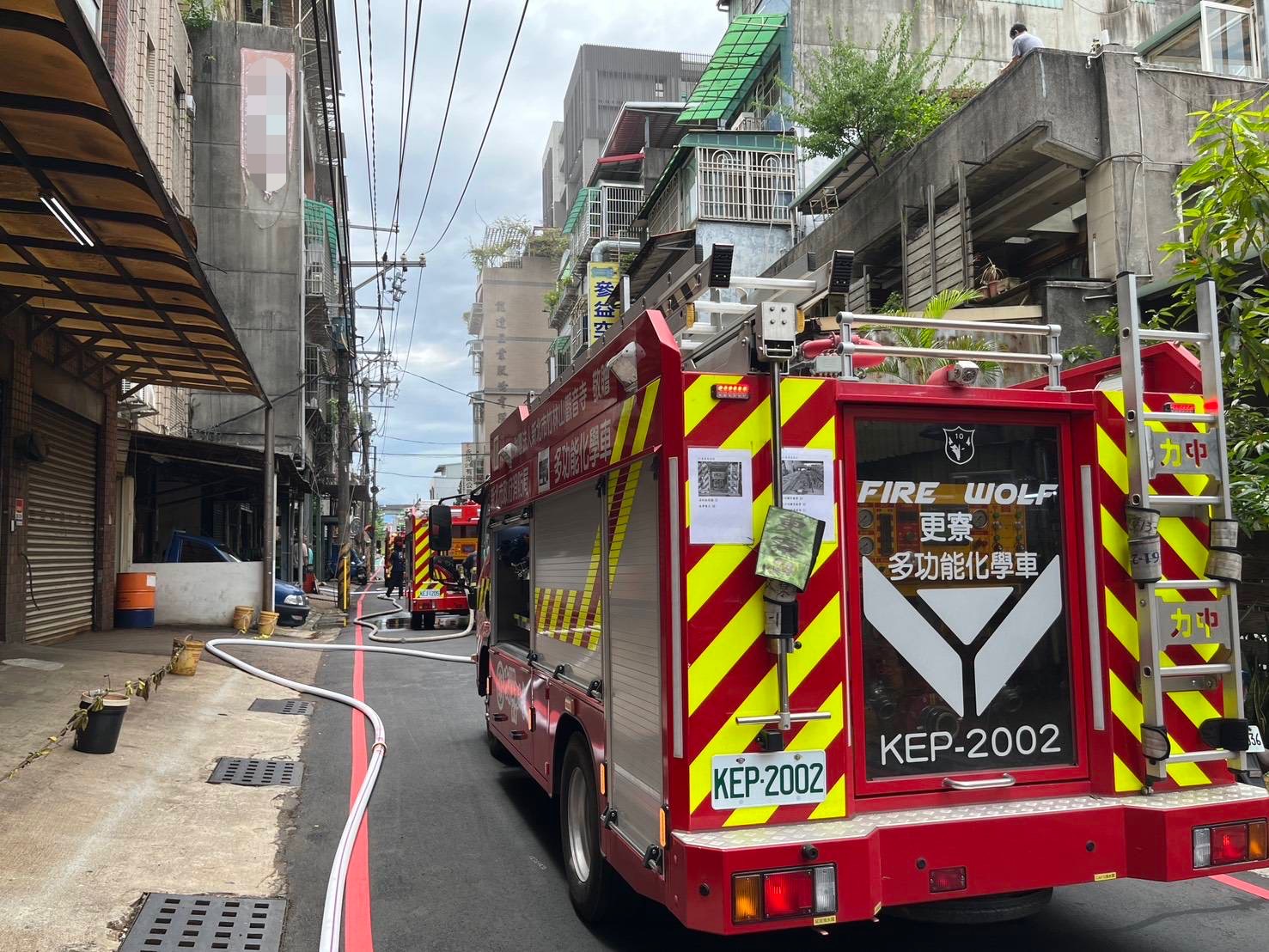 ▲新北市消防局勤務中心接獲通報後,立即派遣第三大隊、第二中隊共10個分隊,出動23輛消防車及62名消防人員前往灌救。(翻攝畫面)