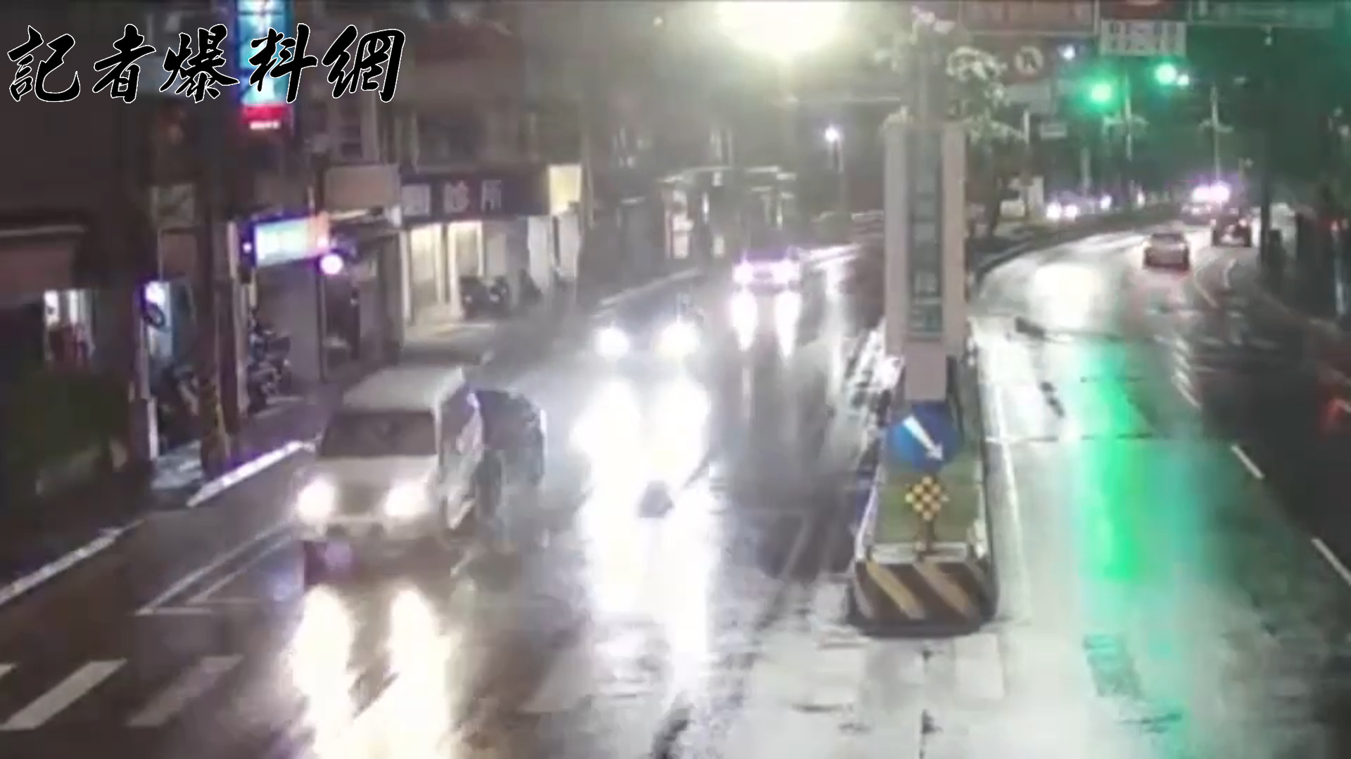 ▲新北市八里區龍米路一段、頂寮三街口,昨(25)日深夜23時許發生1起追撞車禍。(翻攝畫面)