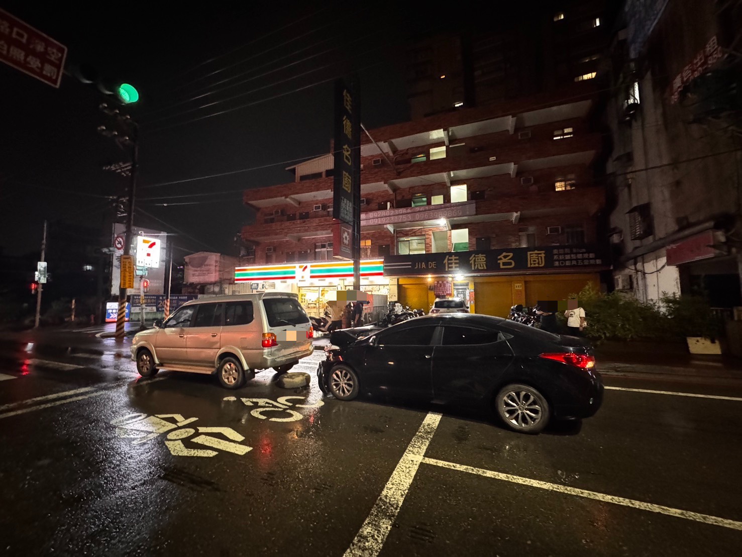 ▲38歲詹姓男子駕駛黑色轎車,疑似未保持行車安全距離,追撞前方由35歲李姓男子駕駛、見紅燈欲減速停等的廂型車。(翻攝畫面)