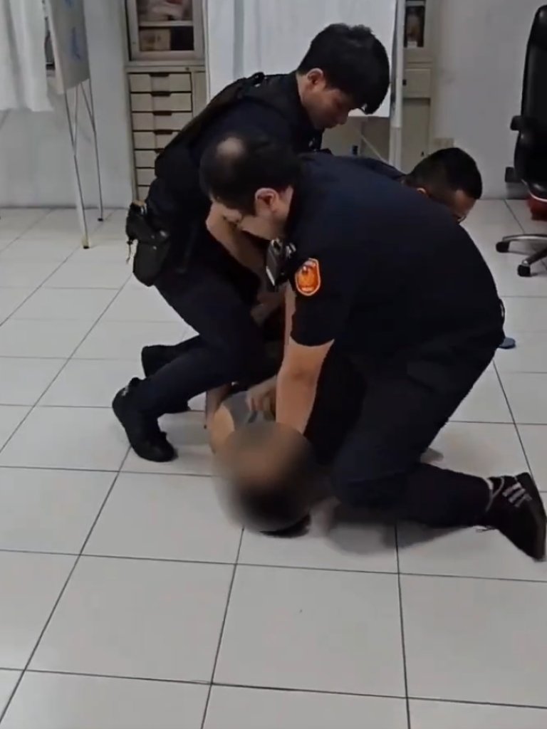 《726罷免》選票握手上還罵警！永和投開票所爆衝突-男子涉毀票匭遭逮送辦
