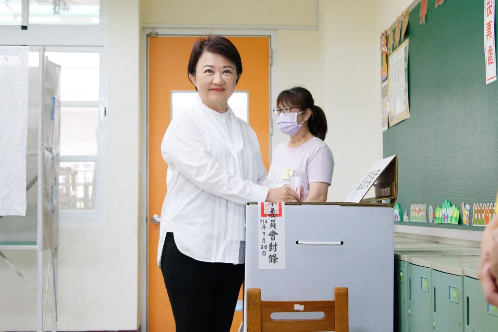 《726罷免》台中罷免三案今登場!盧秀燕現身健行國小投票