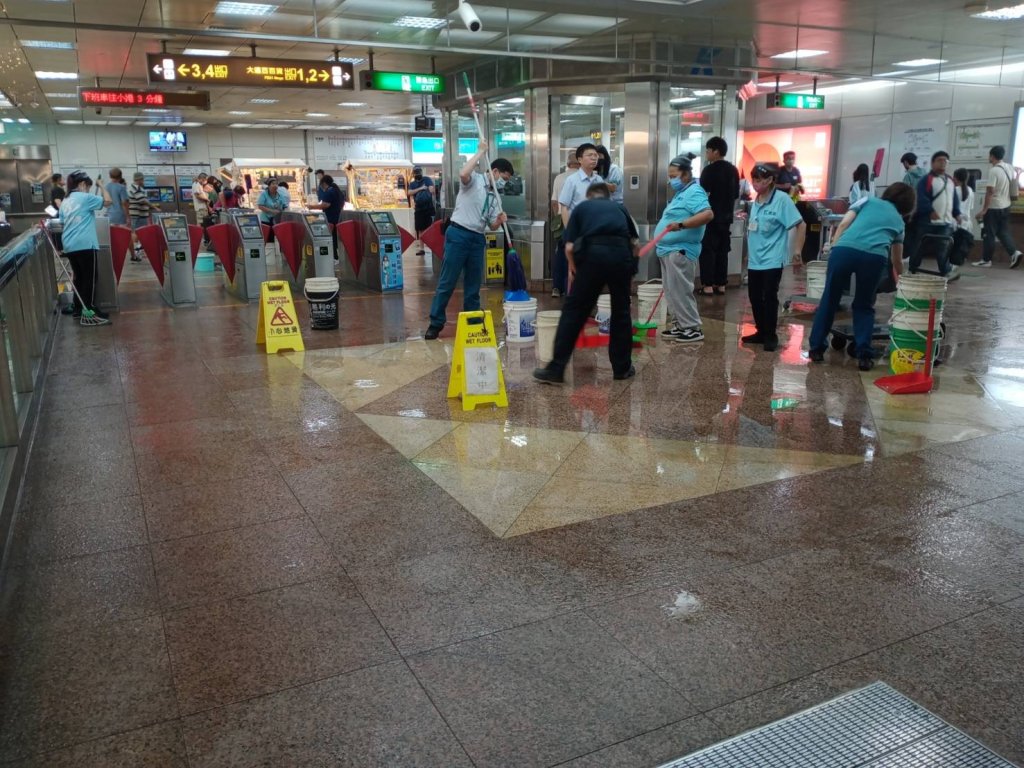 到高雄捷運玩水?天花板「下小雨」地板小積水畫面曝