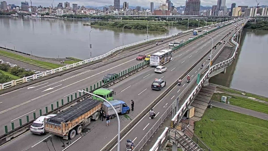 忠孝橋驚見追撞灑油!曳引車撞貨車現場一片混亂-警方緊急封控處理