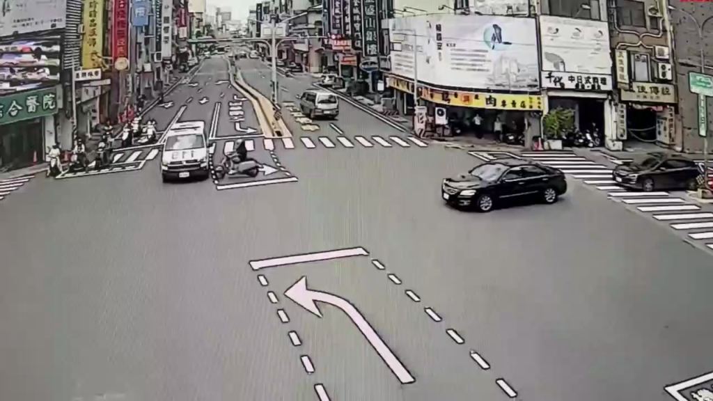 有片/台南中西區「機車猛撞救護車」 19歲女騎士噴飛重摔送醫