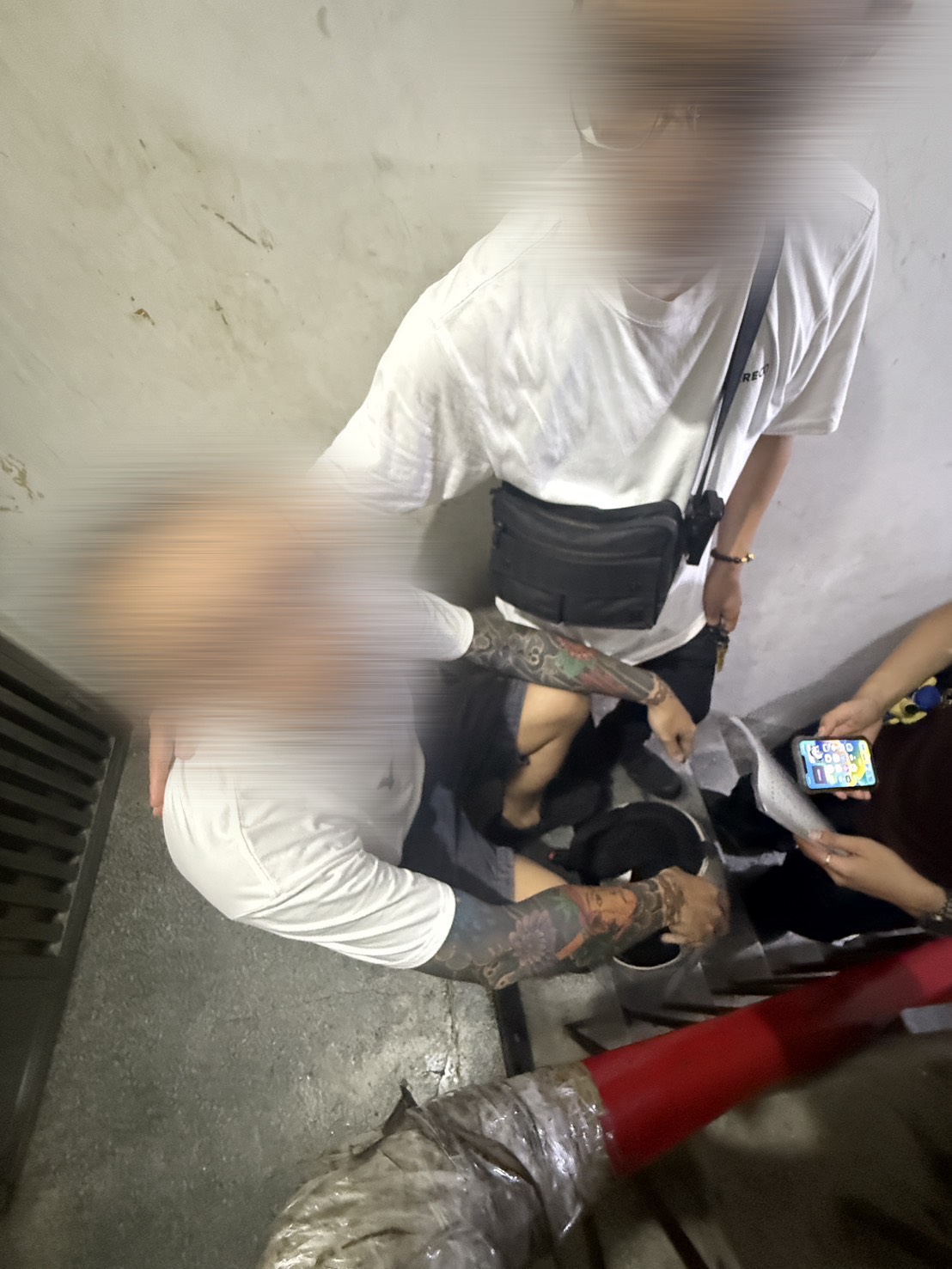 ▲專案小組成功鎖定邱男身分，當晚兵分多路前往其住處將人逮捕。(翻攝畫面)