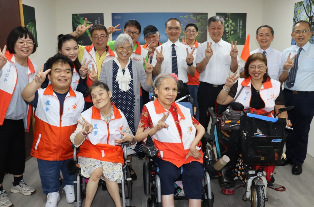 ▲圖說： 揭牌儀式，有顏博文執行長、呂芳川主任、賴志銘理事長及罕見疾病基金會等人。( 慈濟提供)