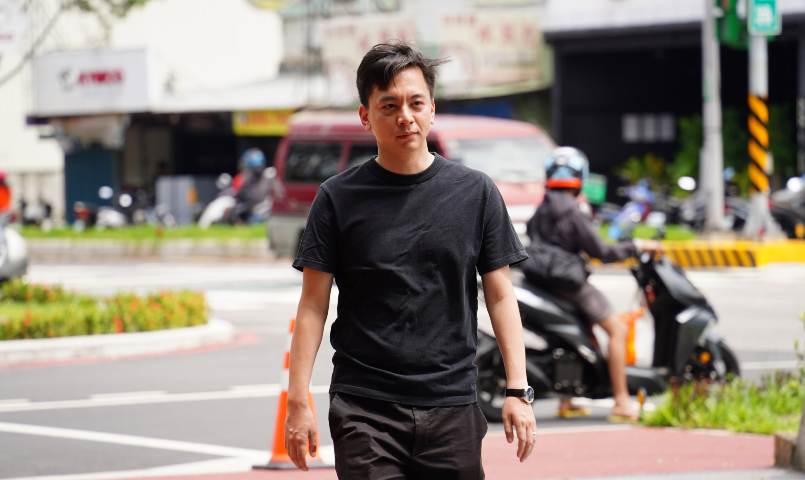 獨自步行輕鬆前往投票 牛煦庭:投完回家做家事等結果 牛煦庭步行投票 scaled