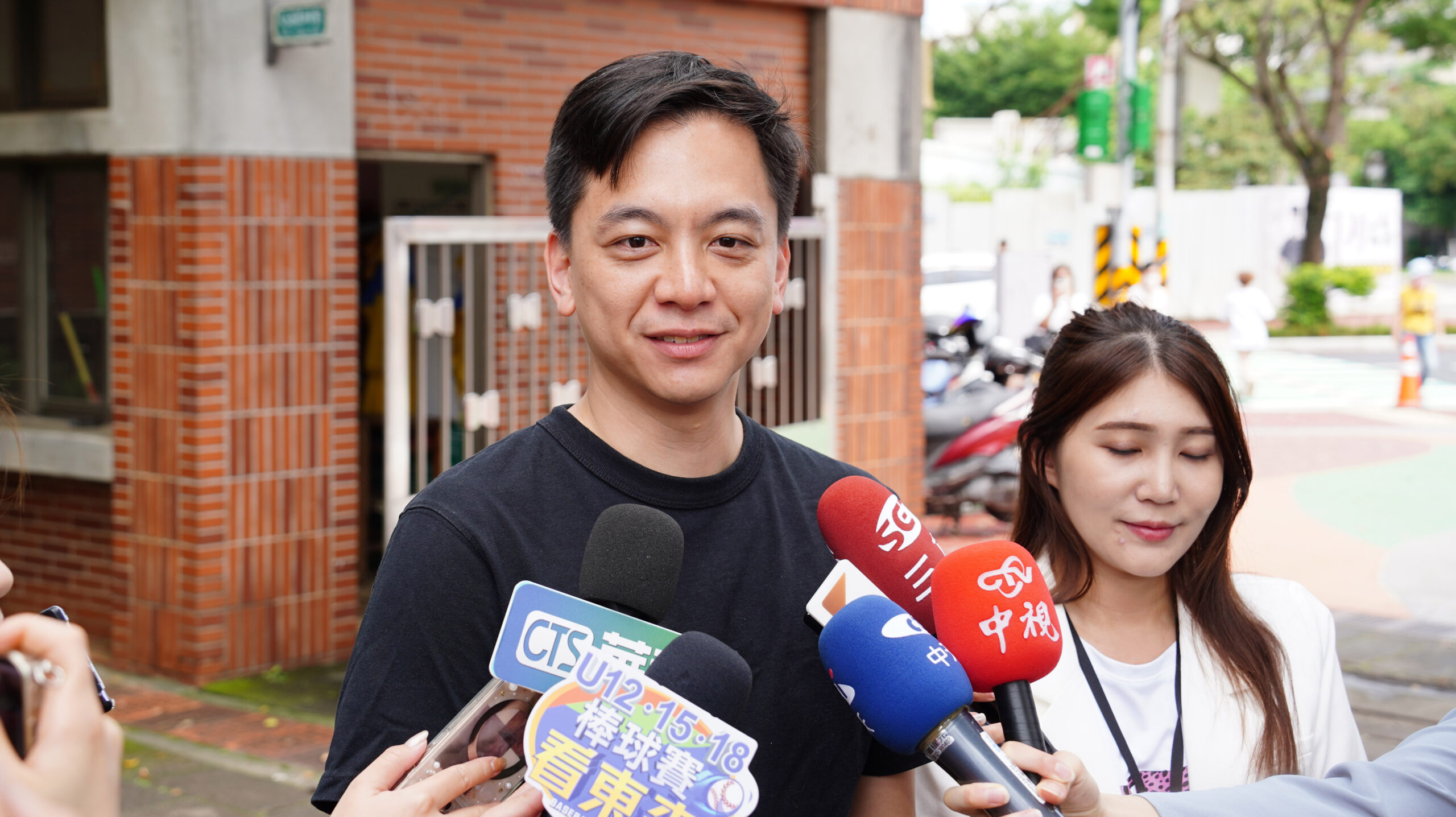 獨自步行輕鬆前往投票 牛煦庭:投完回家做家事等結果 牛煦庭受訪 scaled