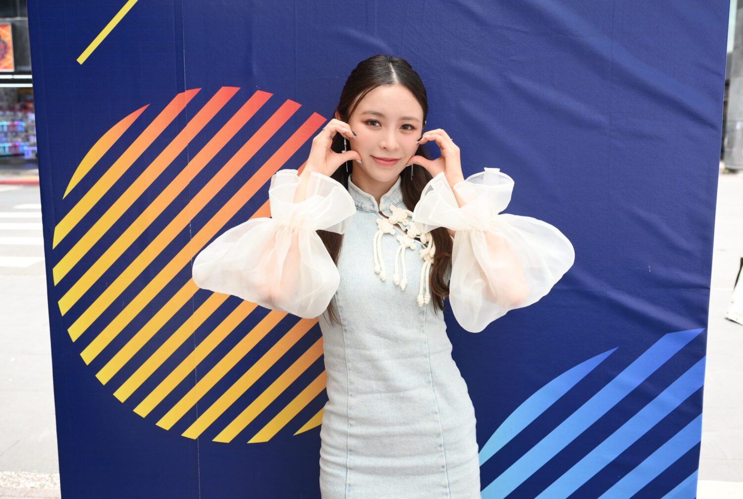歌手莊錠欣 ELKIE出席「不浪了!踩街義賣市集」為愛獻唱。(圖/金盤子娛樂 提供)