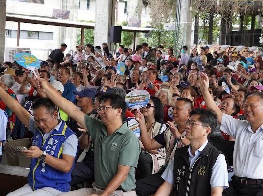 黃仁特助陳偉華(左1)現場跟著阿美族總頭目帶領祈福,傳遞對祖靈的敬意與對族人平安的祝願。(記者包克明 翻攝)