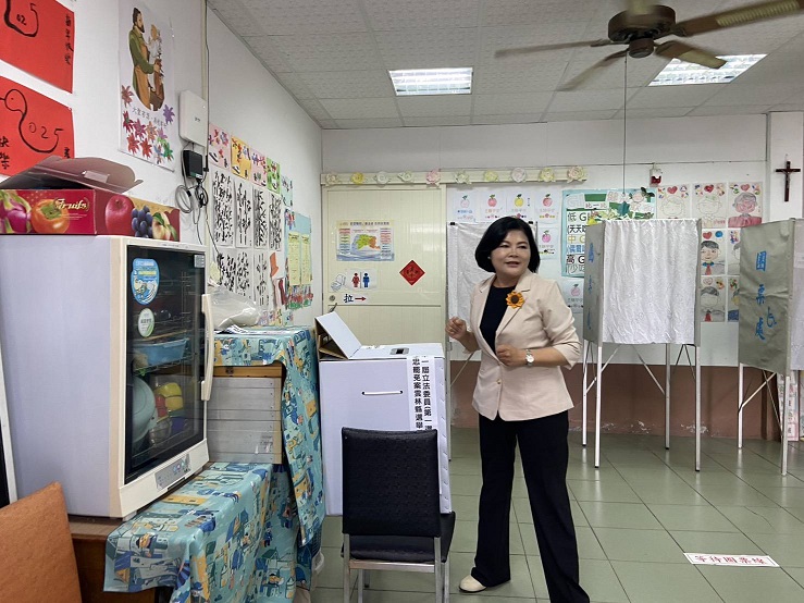▲雲林縣長張麗善前往土庫鎮馬光南平里投票所投罷免投票。（記者劉春生攝）