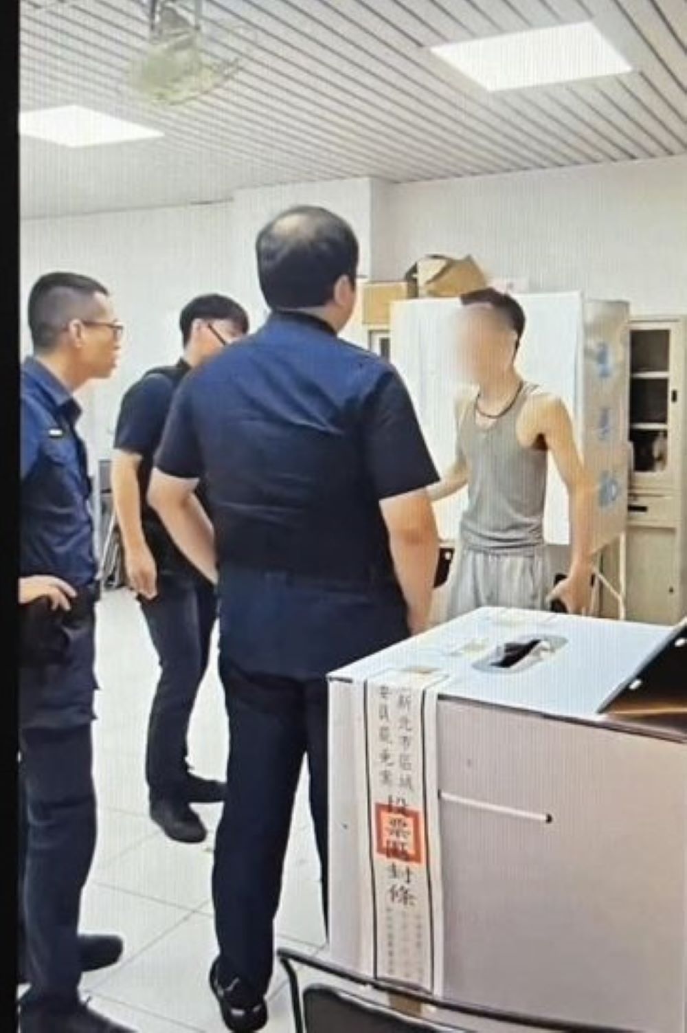 《圖說》員警現場處理情形。〈中和分局提供〉