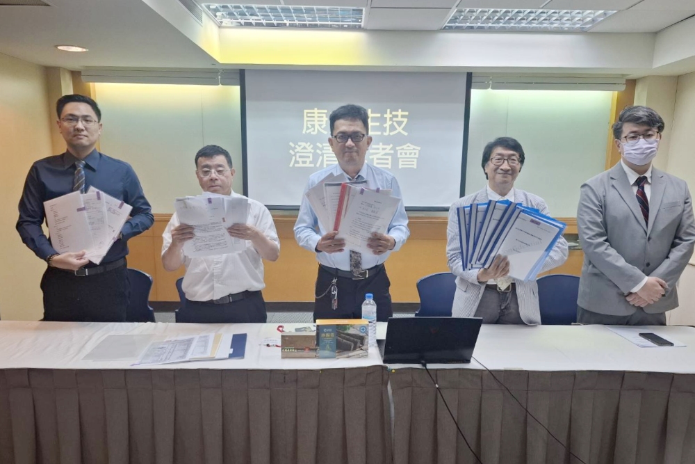 康力生技澄清駁斥網路流言 積極規劃赴美上市締造新里程碑 2 ▲康力生技營運長戴源德(中)率團隊核心成員及律師,共同揭示公司相關合法合規的證明文件,駁斥網路流言。(圖/康力生技提供)