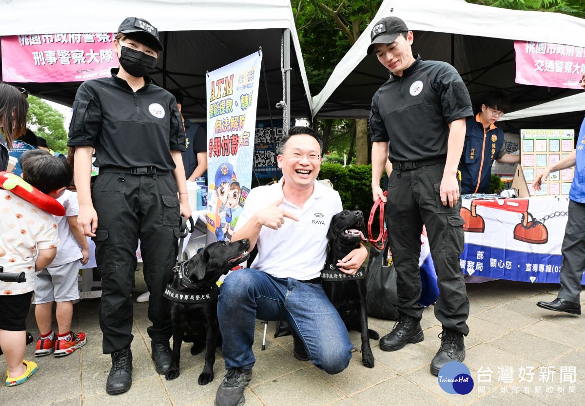 蘇副市長與警犬開心互動。<br /><br /> <br /><br /> 