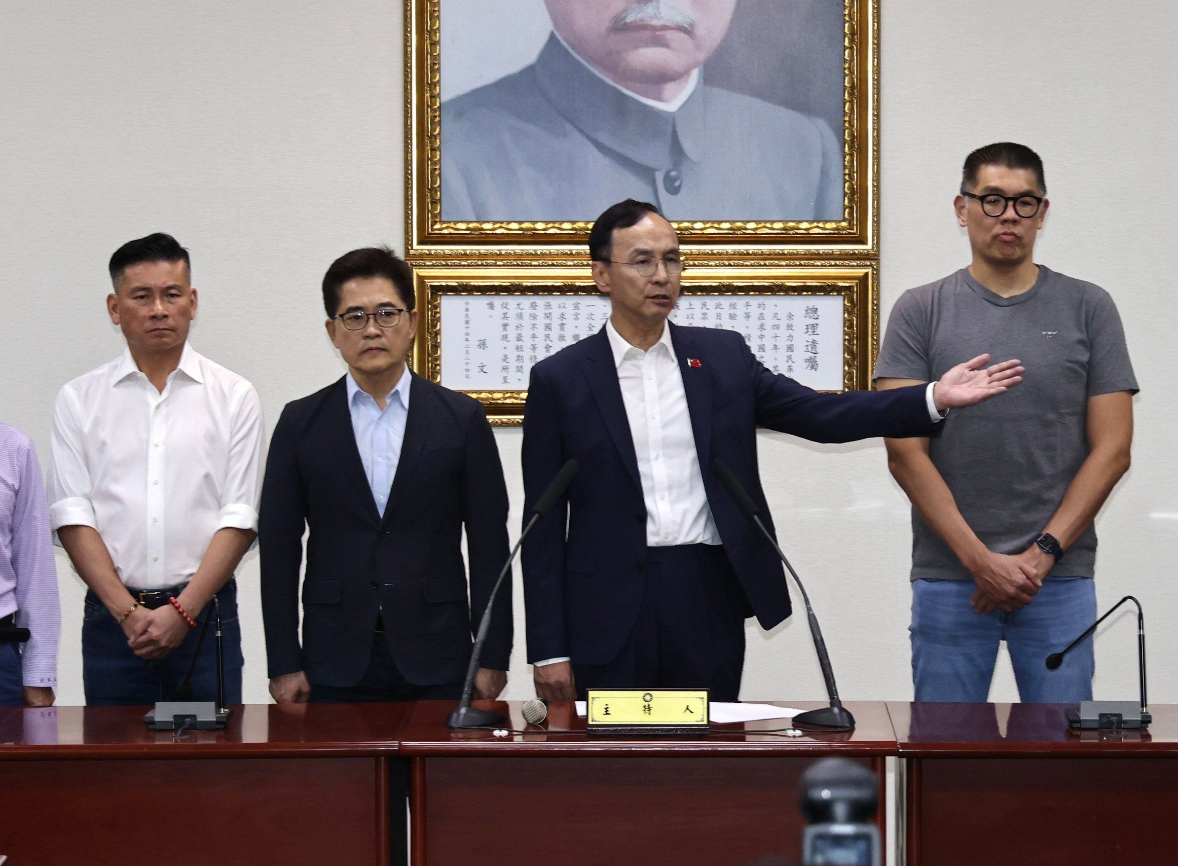 ˙朱立倫率領國民黨走過罷免壓力，小笠原欣幸認為，關鍵是「過濾雜質」發酵成轉捩點。