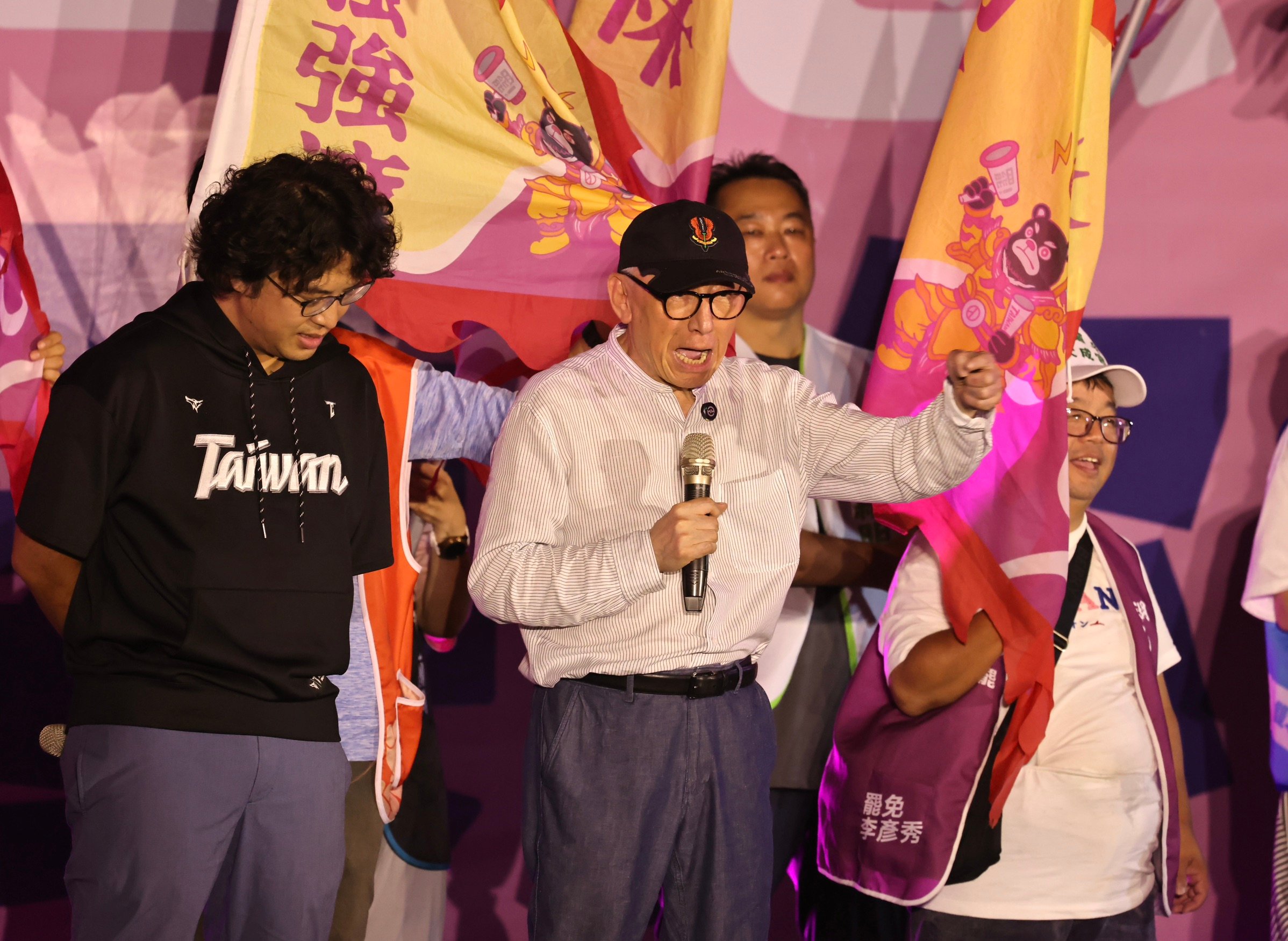 在罷免造勢上出錢出力的曹興誠(中,白襯衫),勸志工們把823罷免還給民進黨。林啟弘