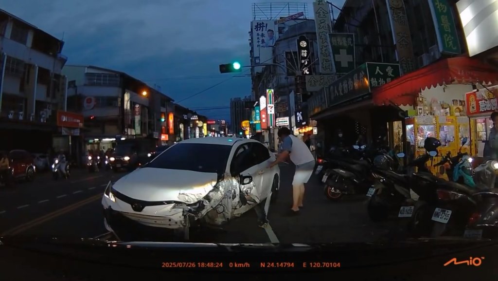 影/恍神?台中駕駛詭異停路中不動 被按喇叭猛衝逆向撞公車