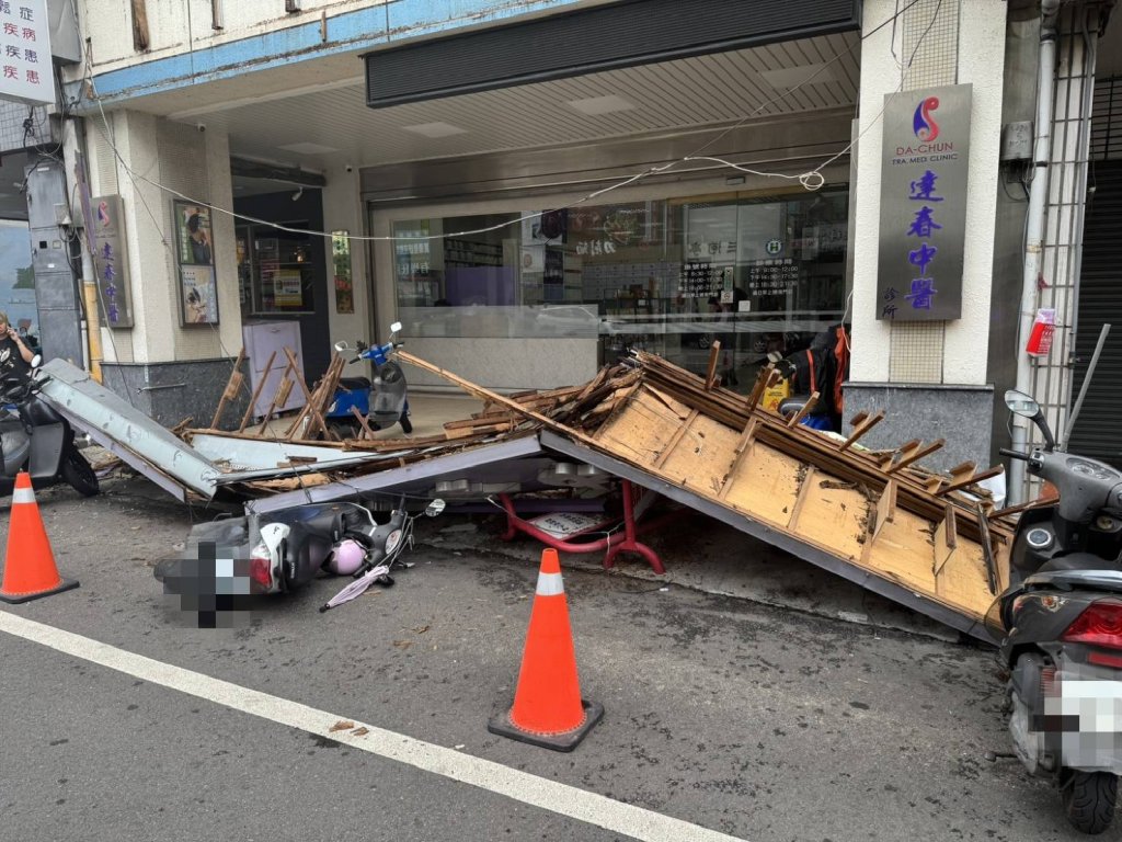 台中太平一中醫診所招牌「自由落體」-一聲巨響砸壞6機車