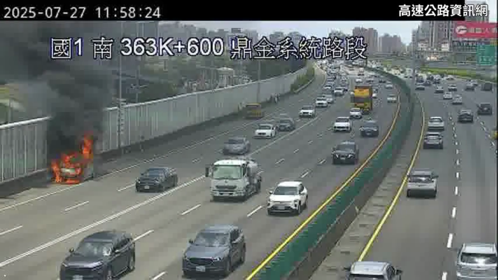快訊/國1北363km驚傳火燒車!惡火濃煙狂竄「車陷火海」 消防急射水