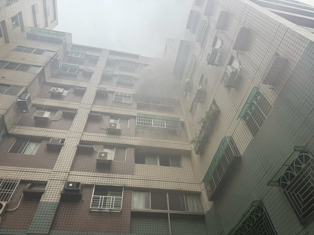 台中潭子民宅火警! 消防隊員疏散5名住戶