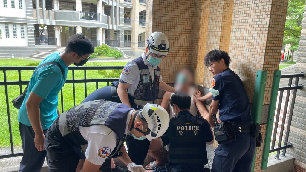 竊盜犯偷單車失風拒檢逃竄闖國小-竟持美工刀自傷頸部"警"張