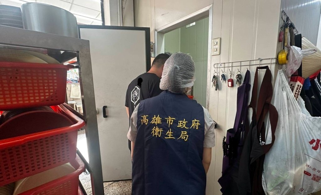 連鎖小吃店有"米奇"啃食生鴨肉-!-違反食安法-衛生局要罰了