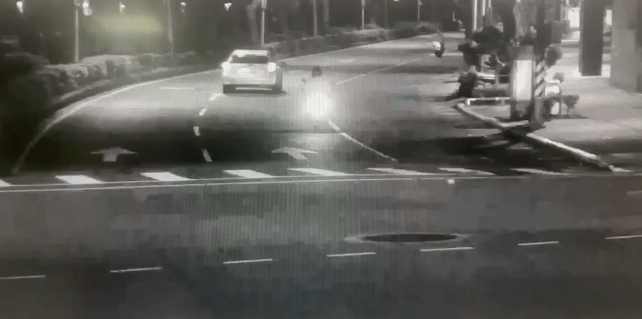 ▲白車自撞後一度釀停電。(翻攝畫面)