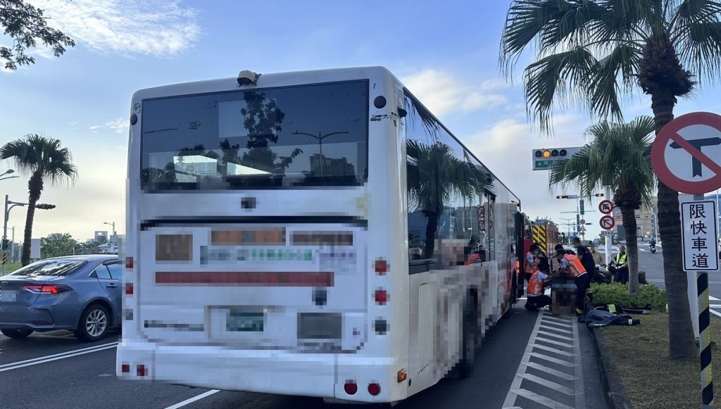 高雄公車司機倒車內「送醫身亡」!現場畫面曝光