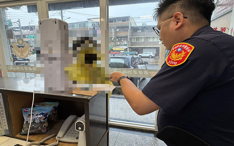 ▲外籍生赴考場迷路求助岡山警即刻護送抵達。(圖/岡山分局提供)