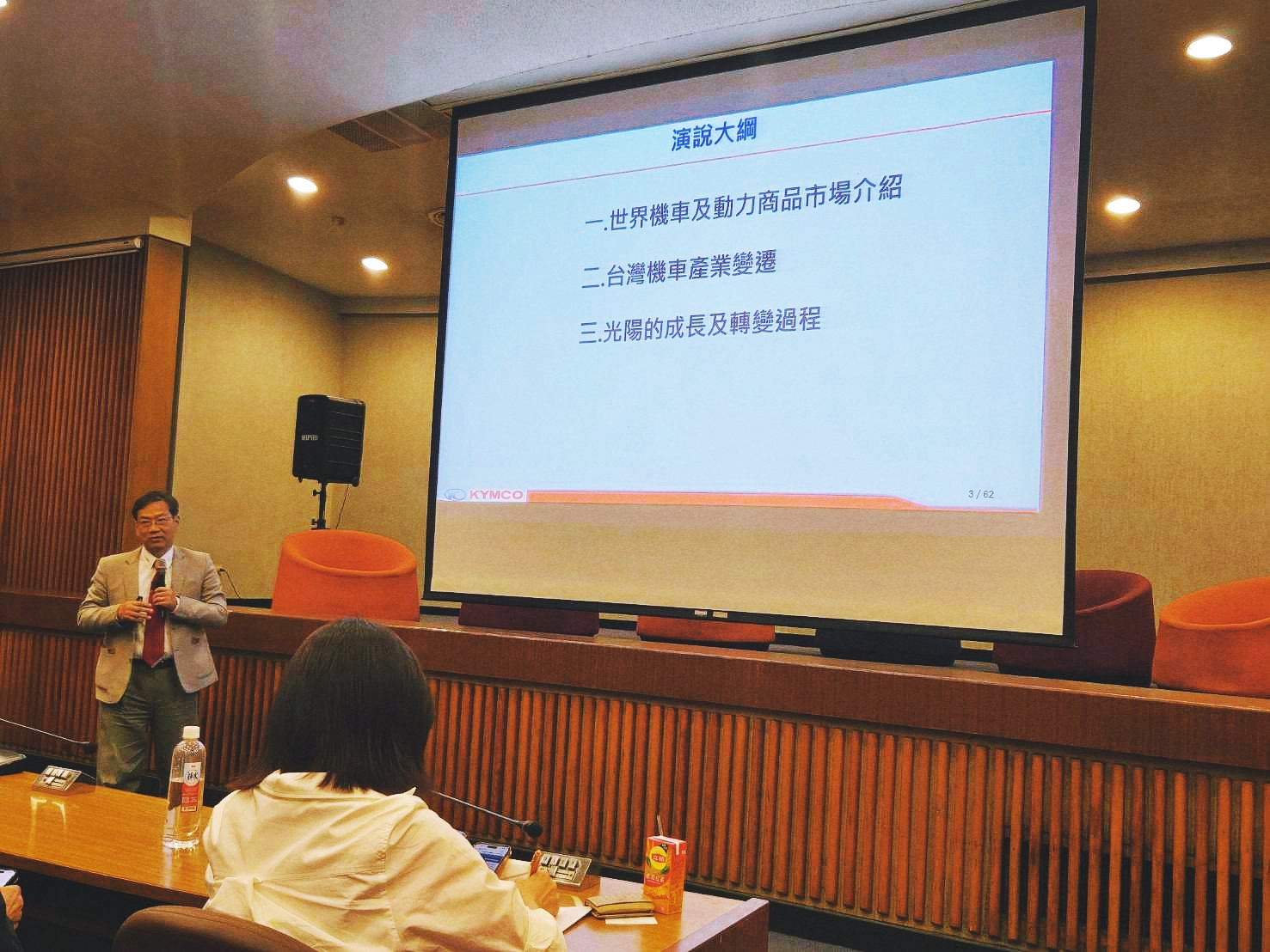 「光陽集團」董事長柯俊斌(圖左)論壇前分享光陽的成長及轉變過程。(記者 趙靜姸攝)