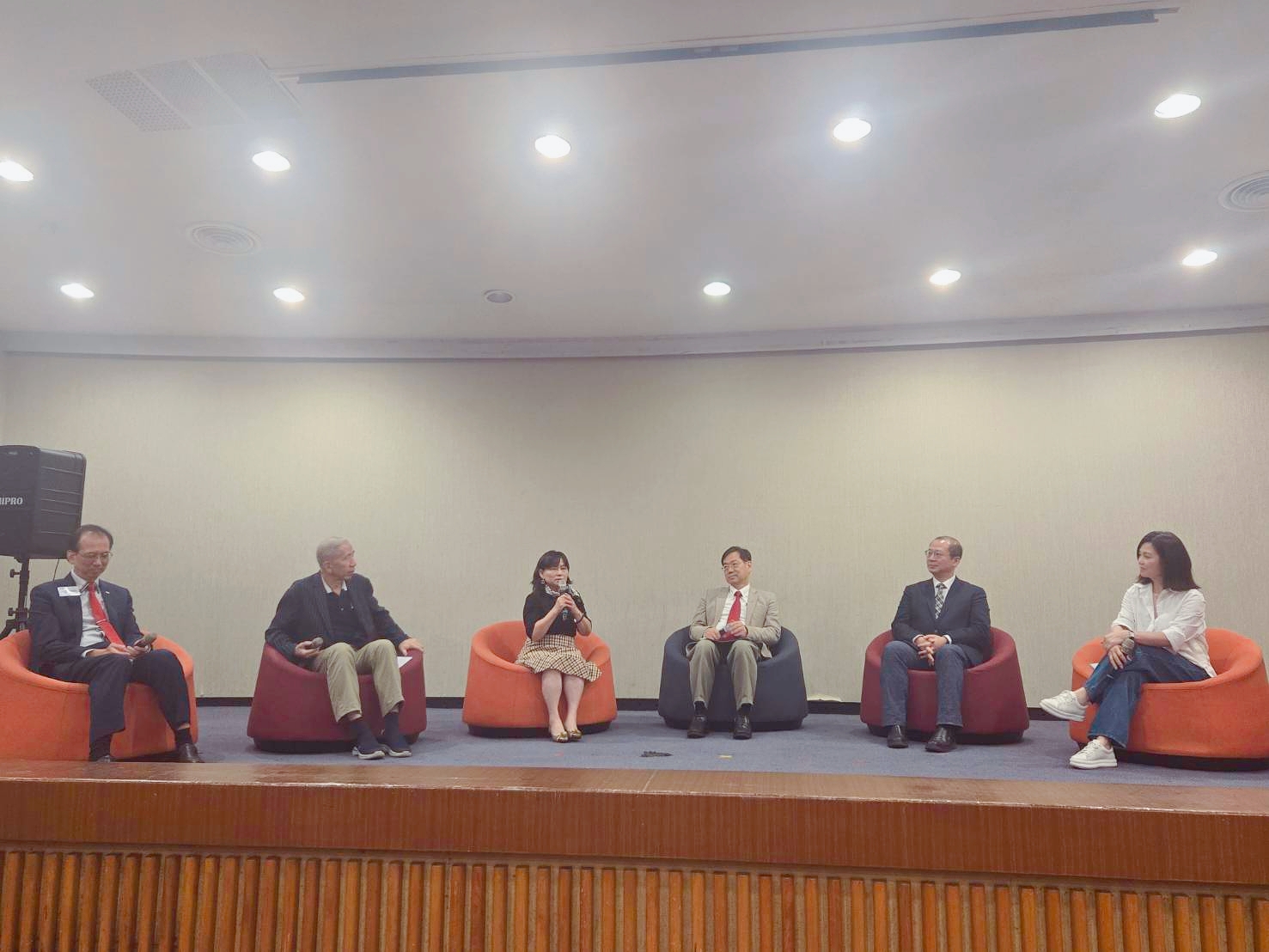 台灣BNI國家董事謝聰評、阿默蛋糕董事長周正訓、台晹控股董事長林玟妗、光陽集團董事長柯俊斌、前桃園縣長吳志揚及京美集團董事長呂麗美(由左至右)共同進行高峰論壇。(記者 趙靜姸攝)