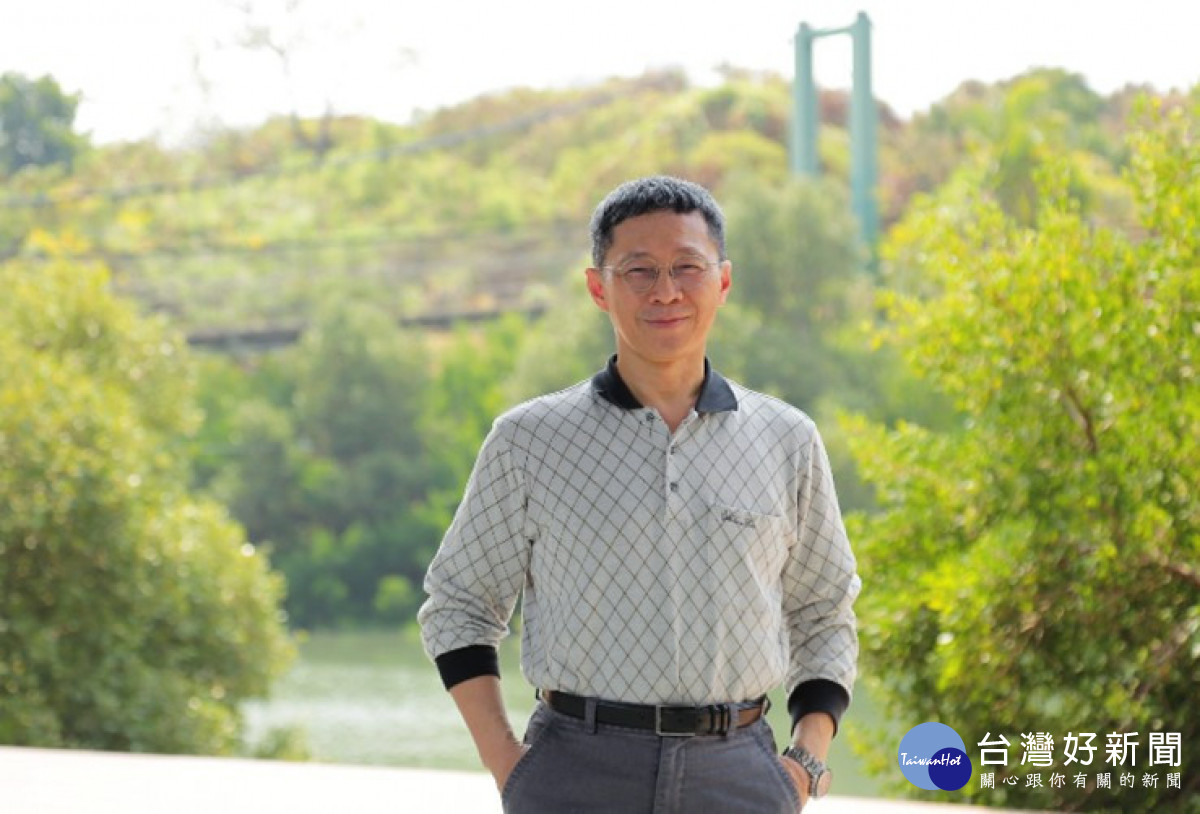 林幸助教授。林重鎣翻