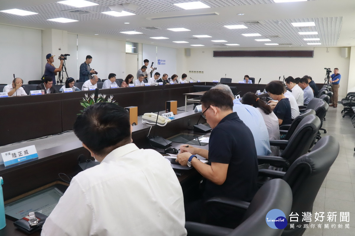 許縣長主持縣務會議介紹消防局長並宣布文化局長林榮森將回任教職。（記者扶小萍攝）