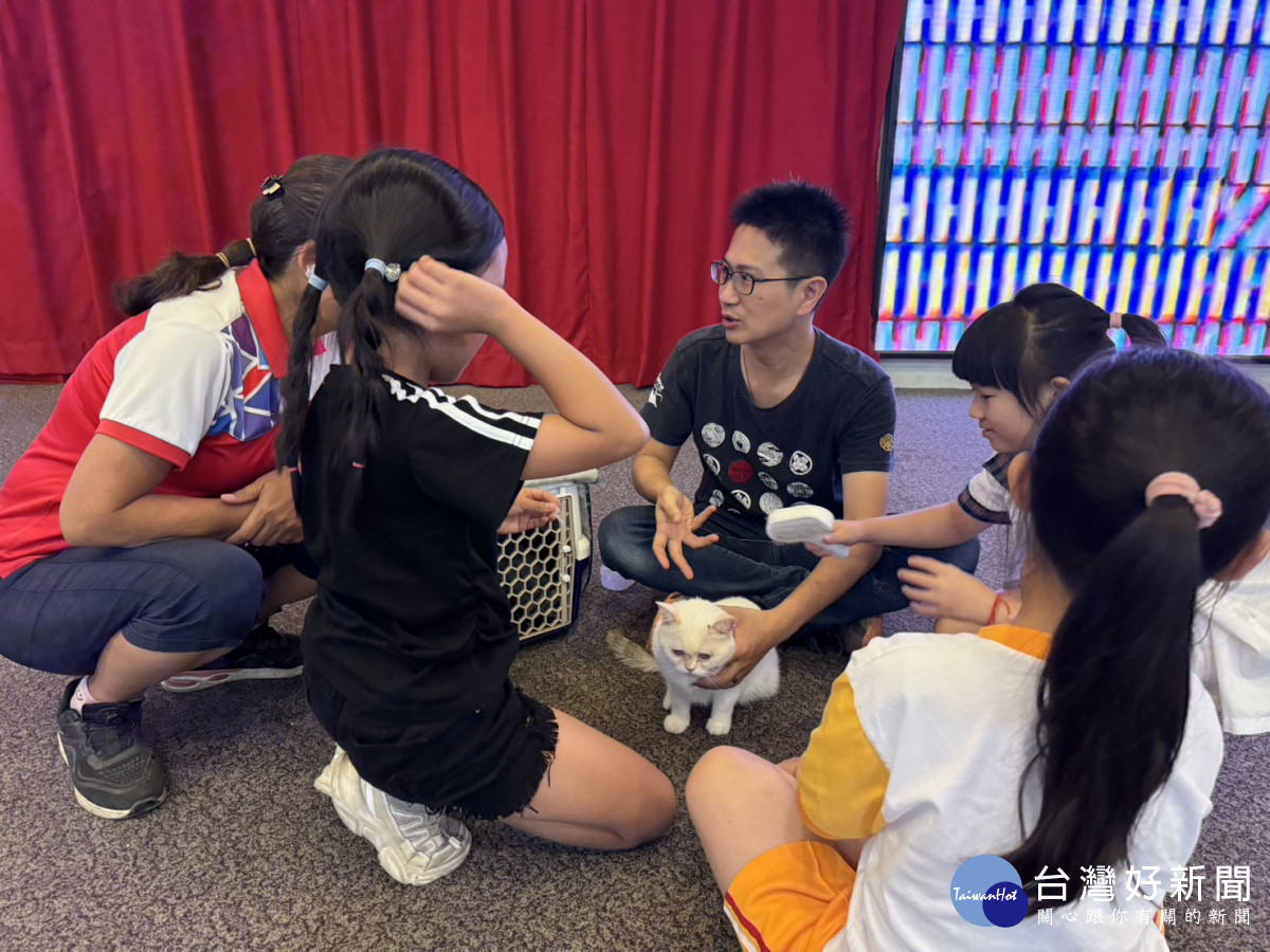 拼圖喵負責人-燒賣,講解大白的狀況給建德國小師生了解