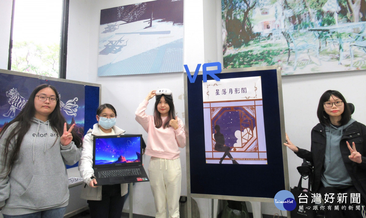 中語系學生畢製作品結合AI技術和手繪星空圖,搭配VR眼鏡,讓參展人員感受到星空就在自己眼前