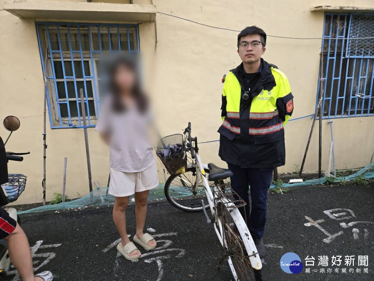 員警冒雨找回女學生的腳踏車／警方提供
