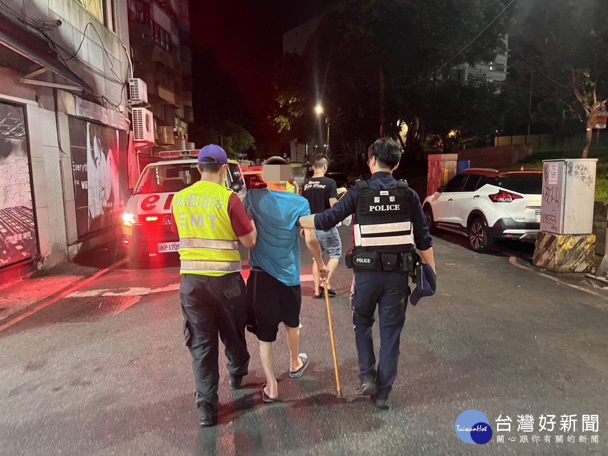 散步時不慎跌倒，夜市街邊癱坐苦等援手， 警方護送長者協助返家。