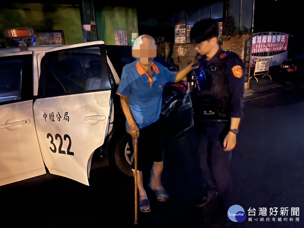 散步時不慎跌倒,夜市街邊癱坐苦等援手, 警方護送長者協助返家。